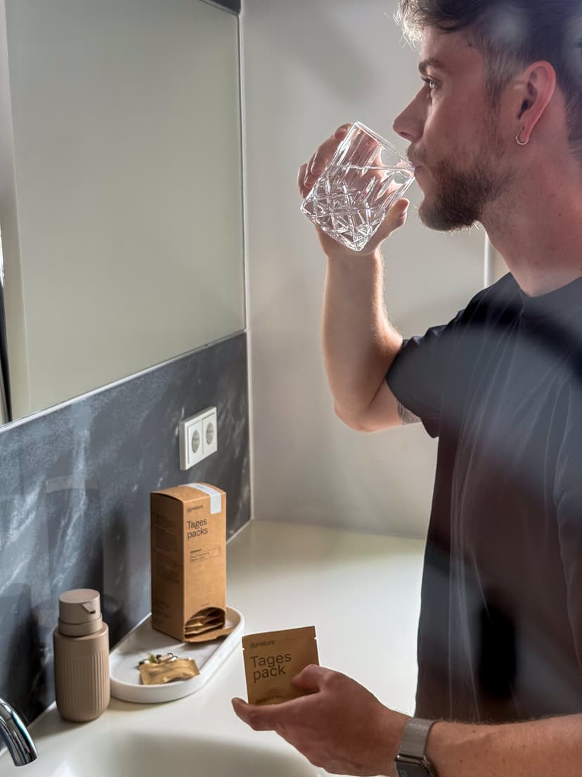 Maurice drinking water with Tagespack